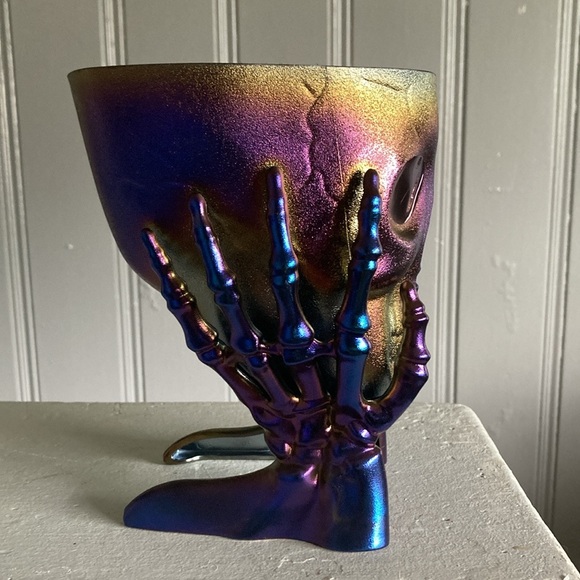 NWT Purple Iridescent Oil Slick Skull 💀 in Hands Snack or Candy Bowl Decoration - Picture 4 of 16